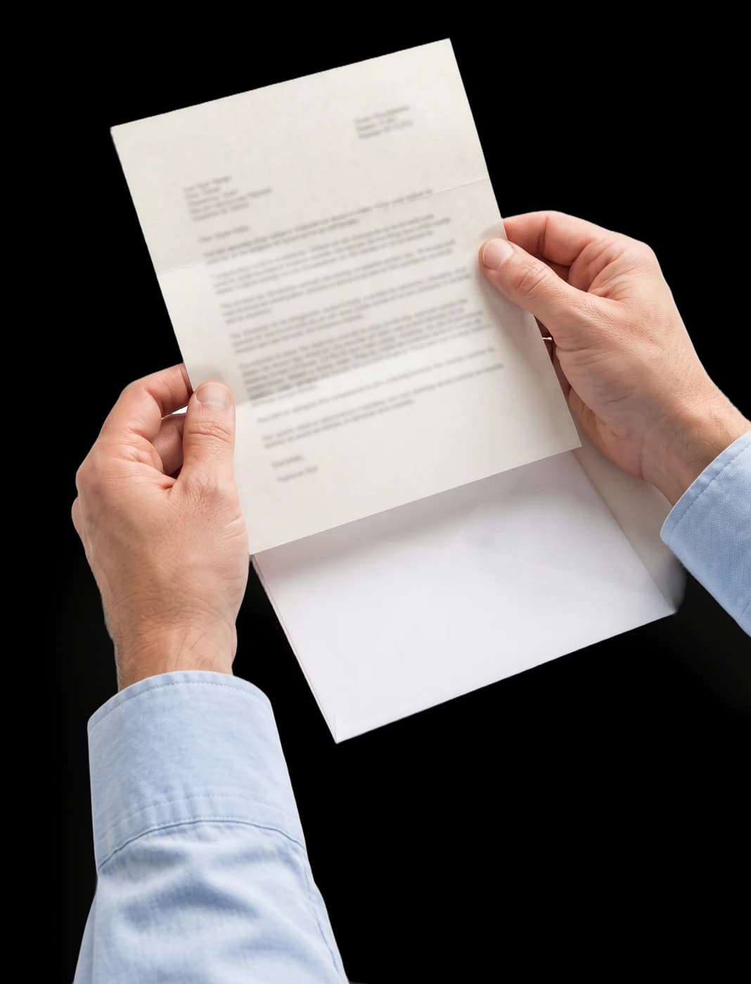 Mãos segurando uma carta aberta sobre o envelope