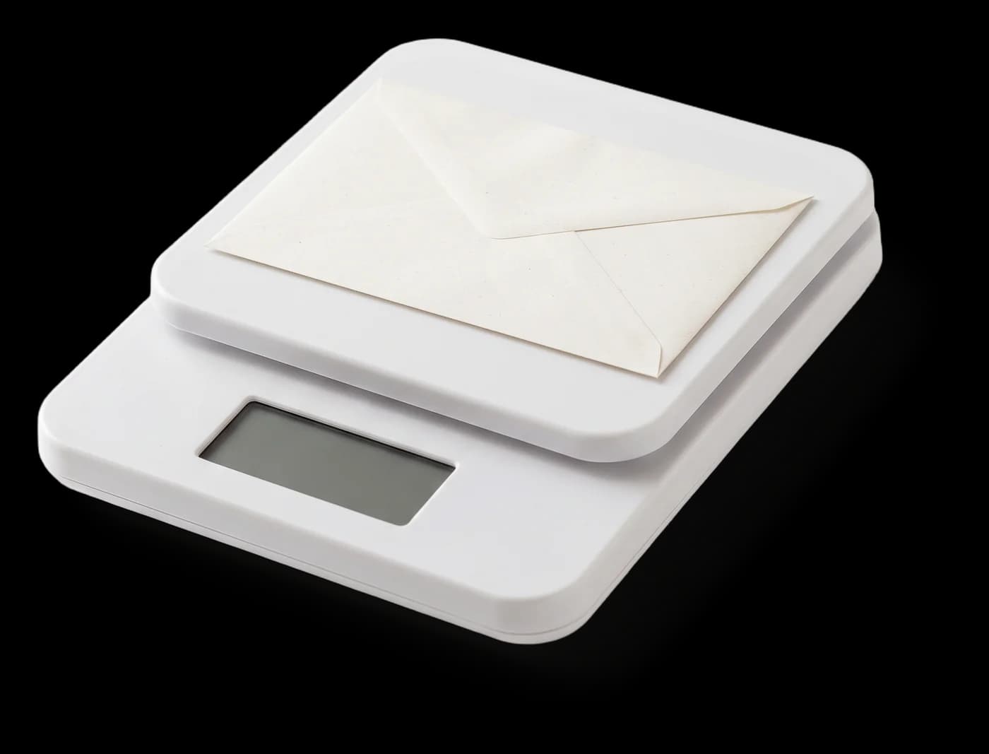 Balança digital branca com um envelope em cima